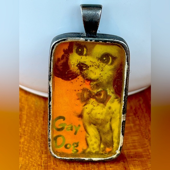 Charming pendant with vintage Gay Dog pic. Epoxy filled with sparkles. Silver. - Picture 2 of 9